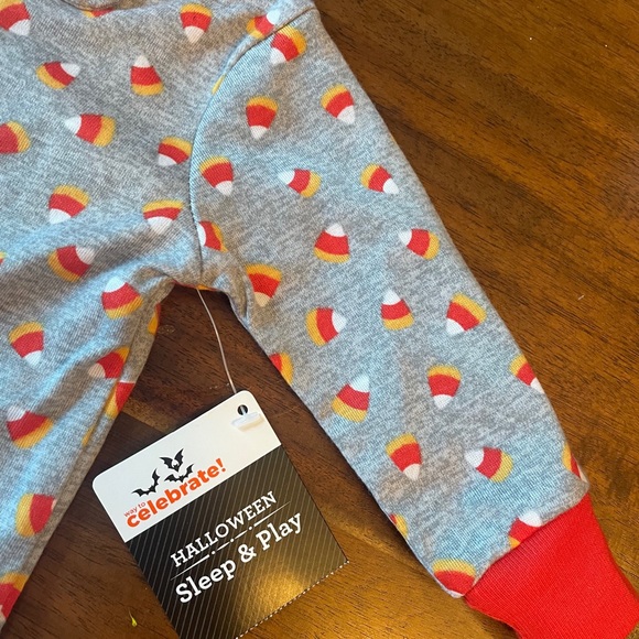 NWT Halloween Candy Corn Sleep n Play Zip up Sleeper 0-3 Months - Picture 4 of 6
